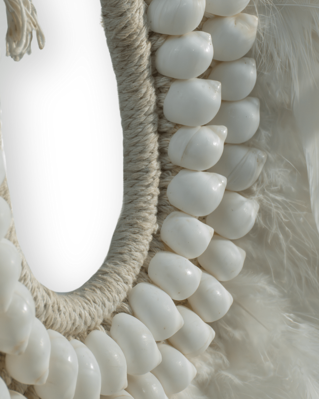 Collar indu blanco en pedestal