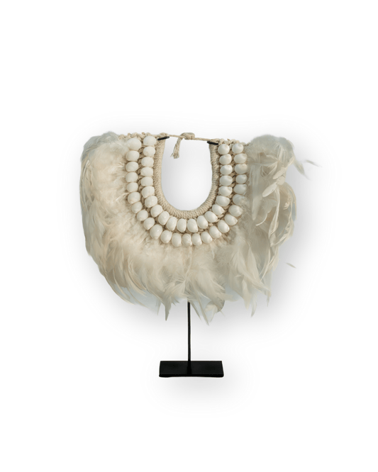 Collar indu blanco en pedestal