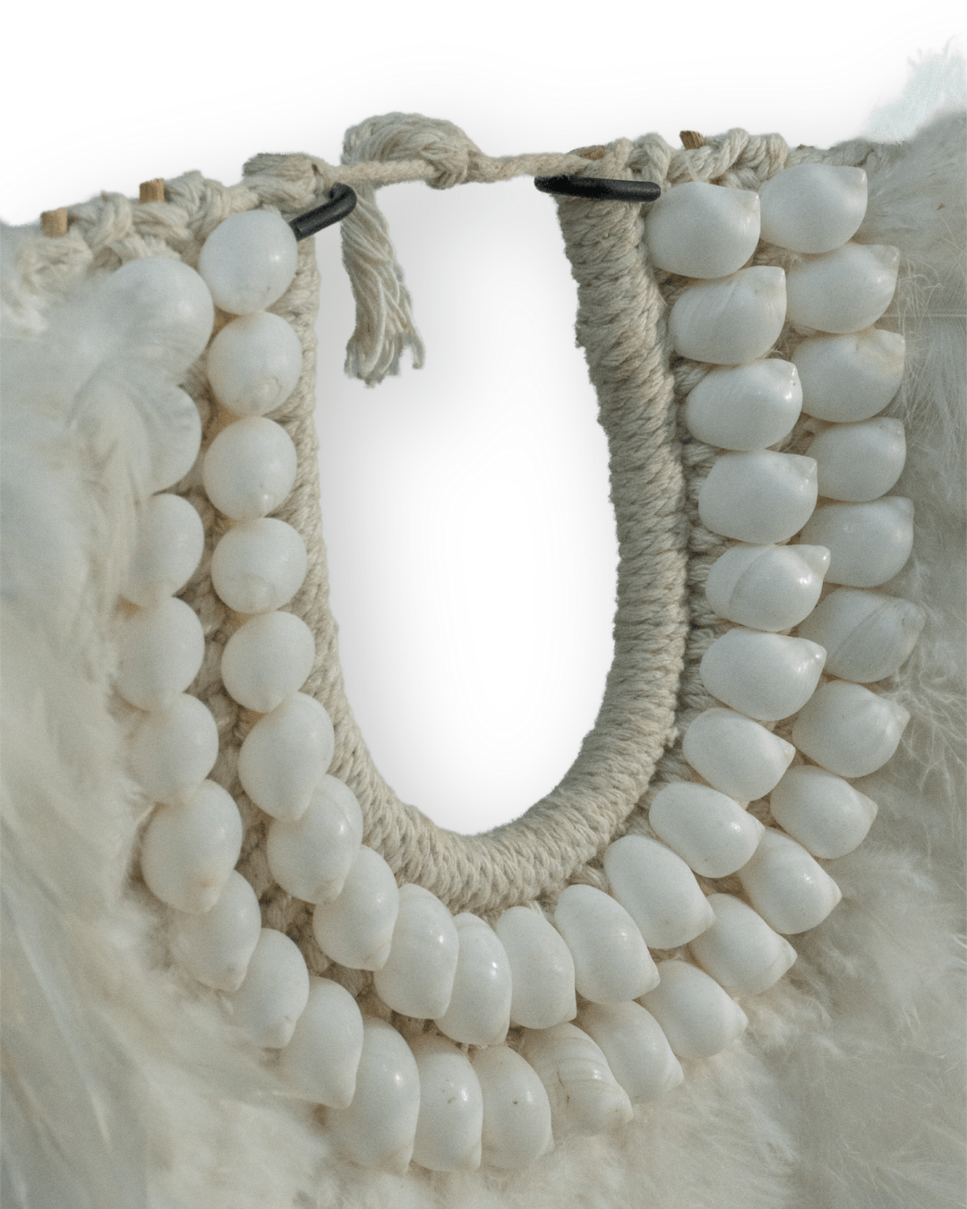 Collar indu blanco en pedestal
