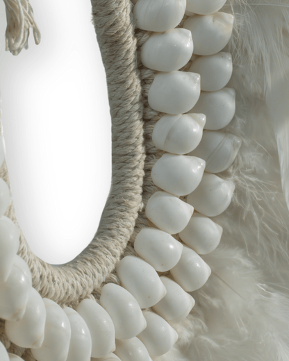 Collar indu blanco en pedestal