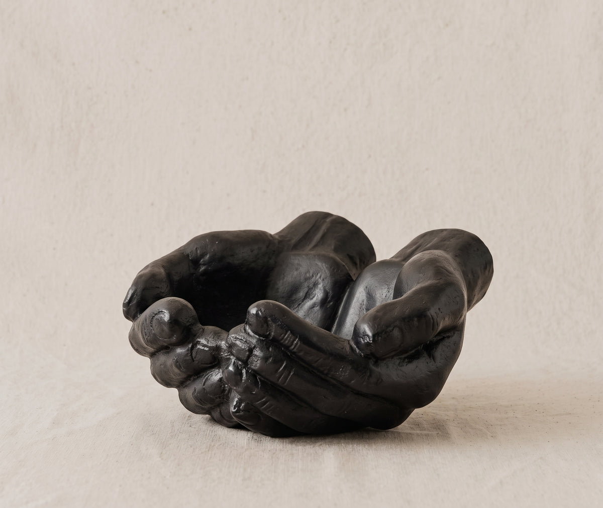Manos abundancia negras grandes