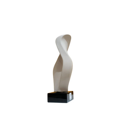 Escultura de cerámica en gris
